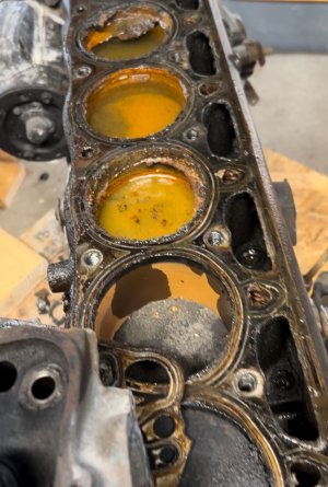 piston.jpg piston.jpg